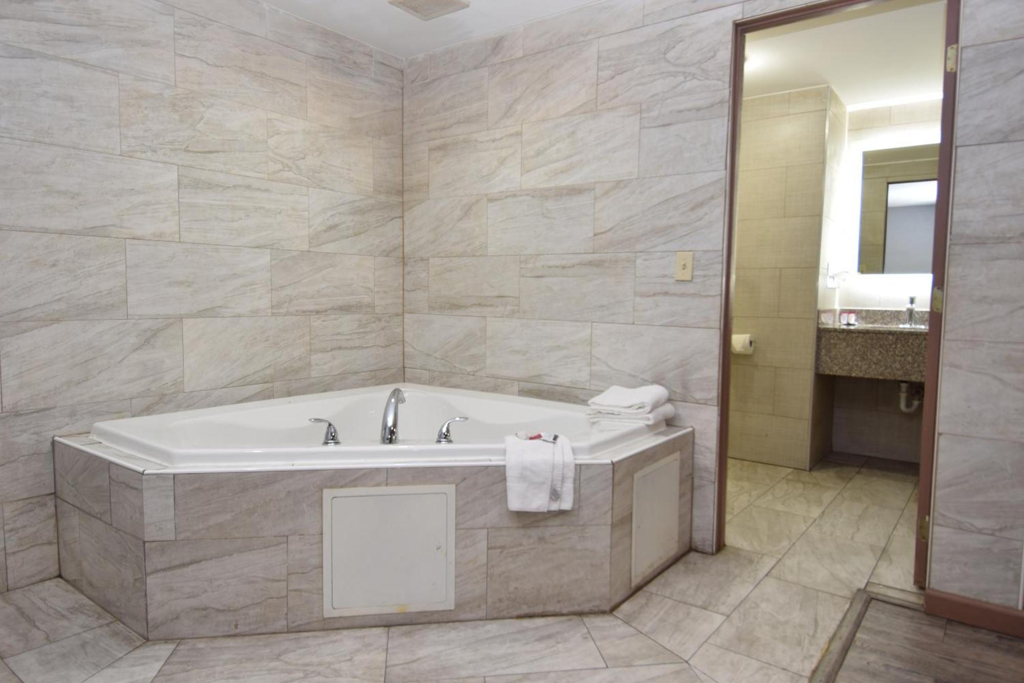 University Manor Inn Бъфало Екстериор снимка