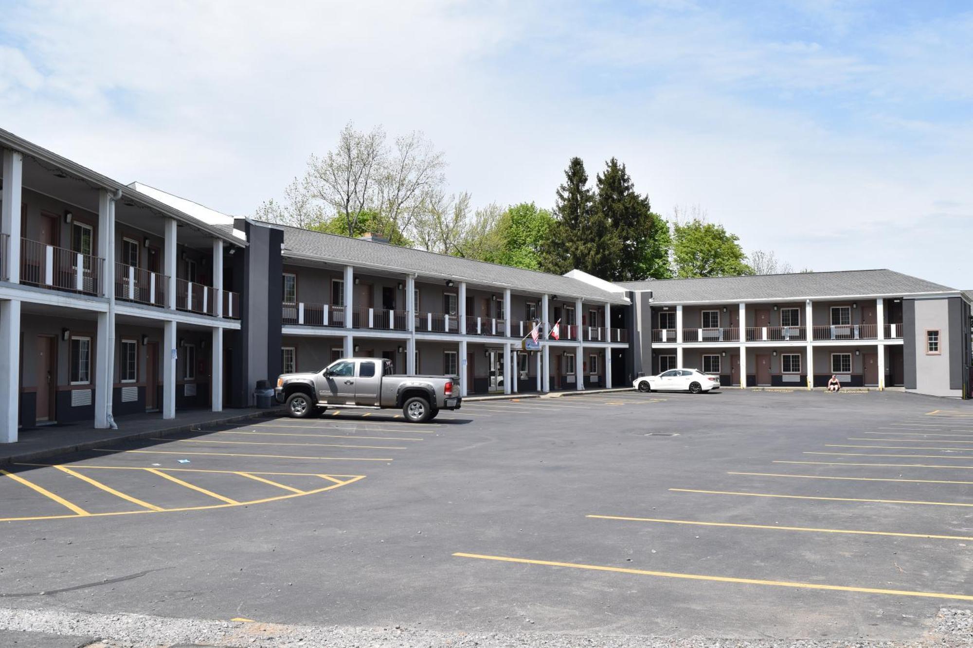 University Manor Inn Бъфало Екстериор снимка