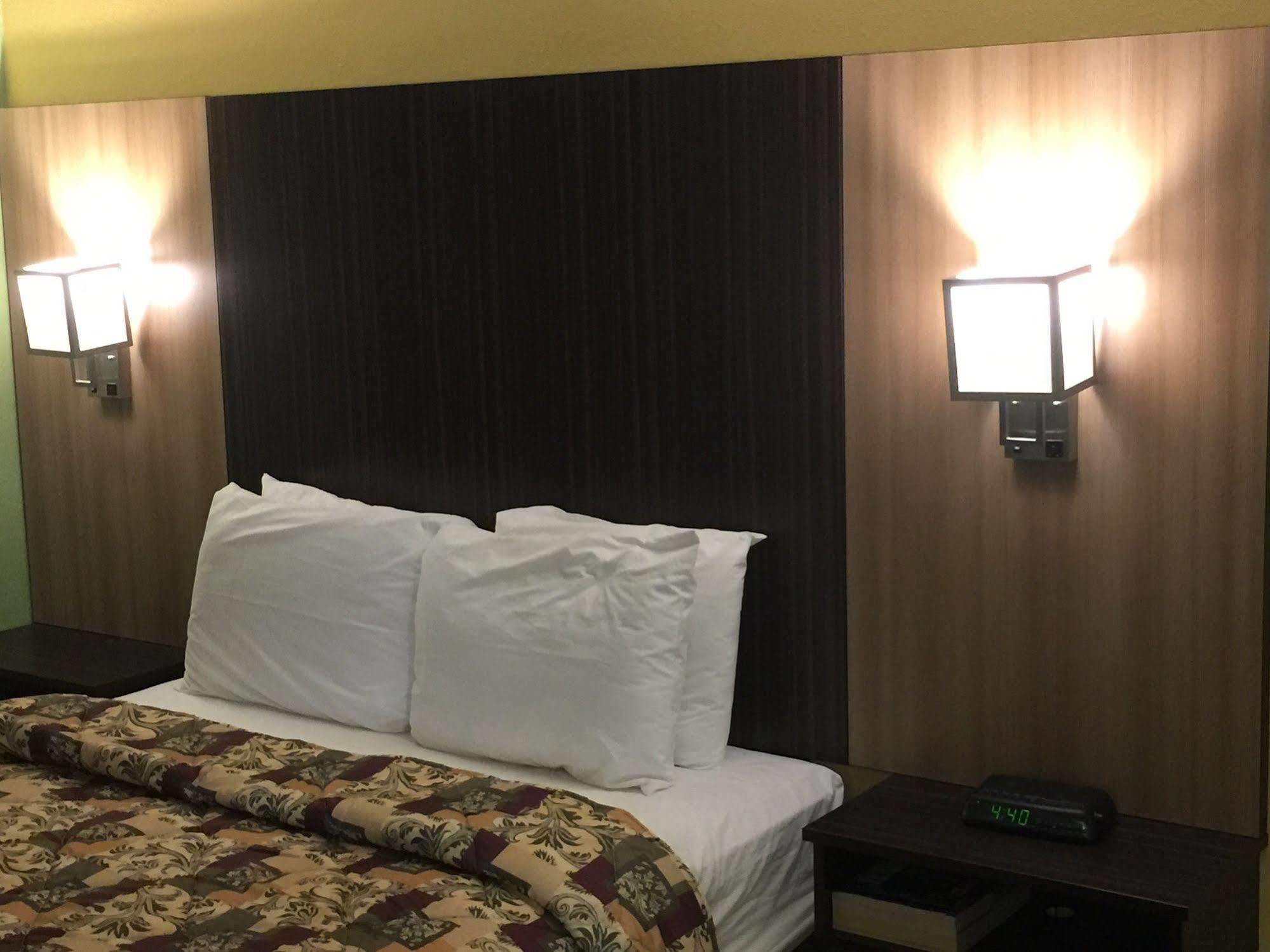 University Manor Inn Бъфало Екстериор снимка