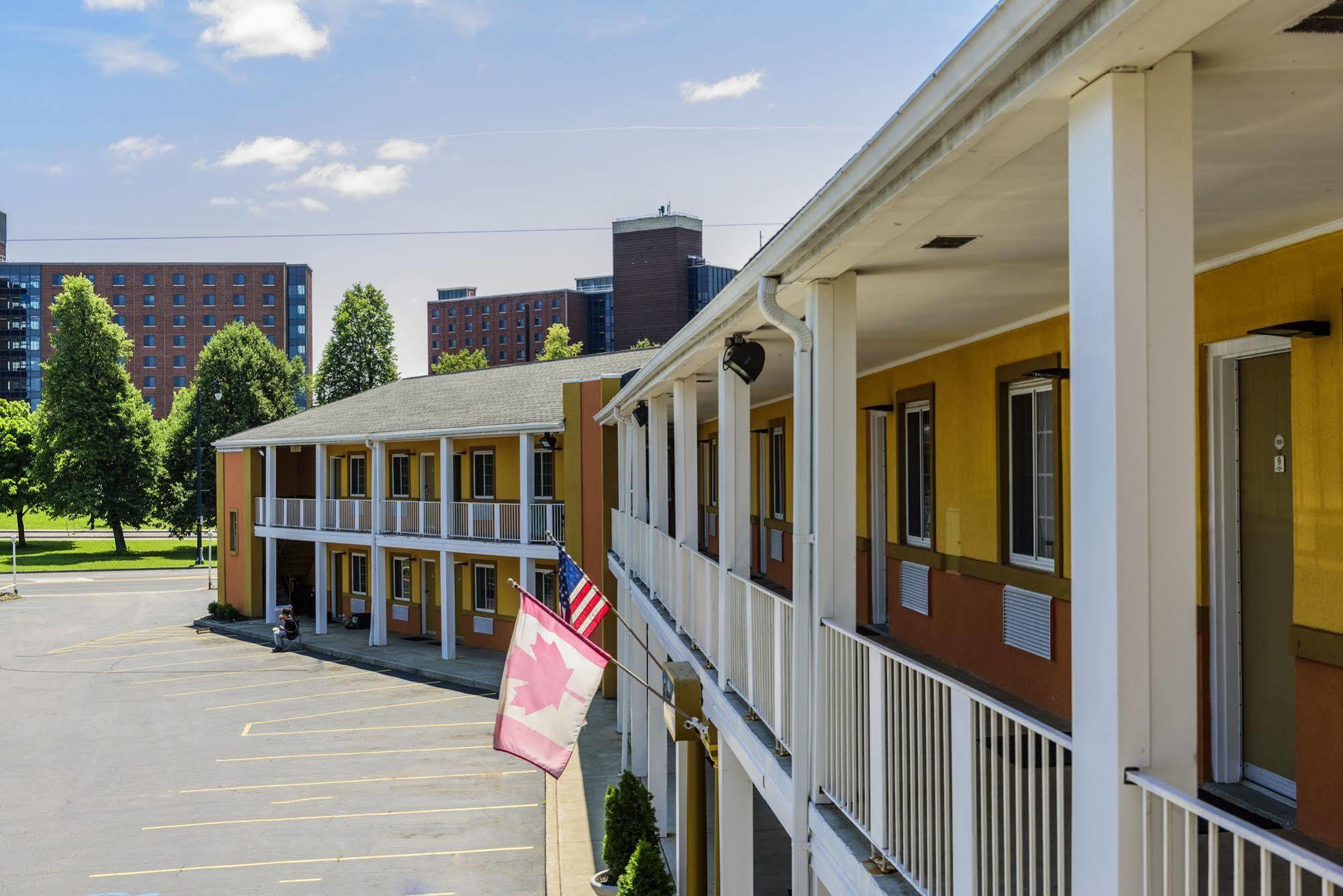 University Manor Inn Бъфало Екстериор снимка